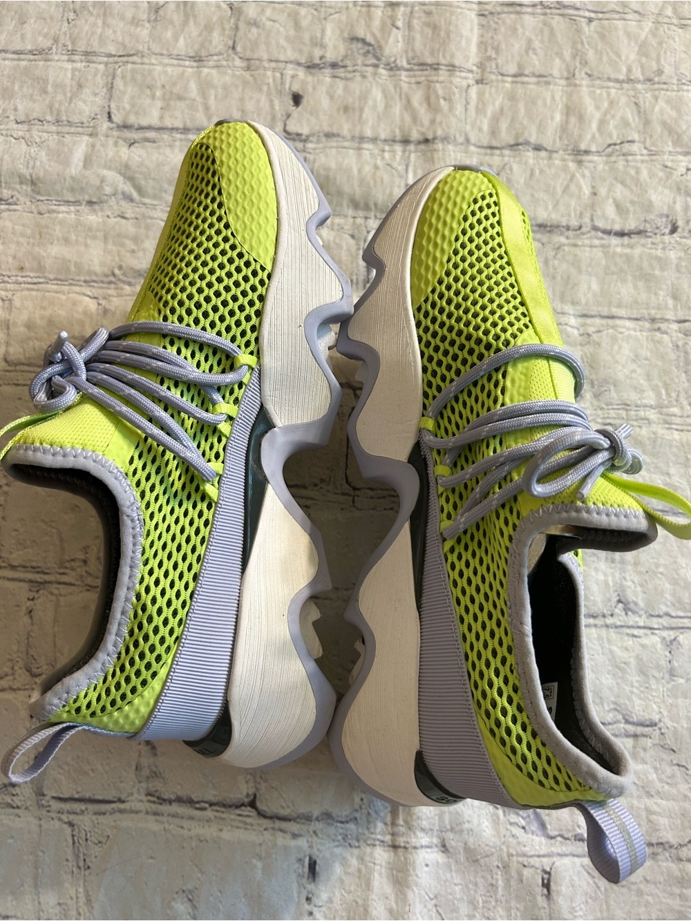 SOREL KINETIC IMPACT 11 LACE-UP NEON AND GREY/WHITE SNEAKERS WOMEN’S SIZE 7.5 - Picture 3 of 11